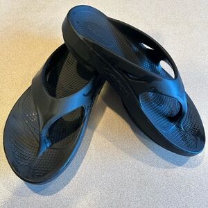 OOFOS Black Comfort Sandals